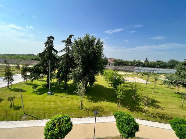 UN ATTICO SI AFFACCIA SU PARCO E MURA